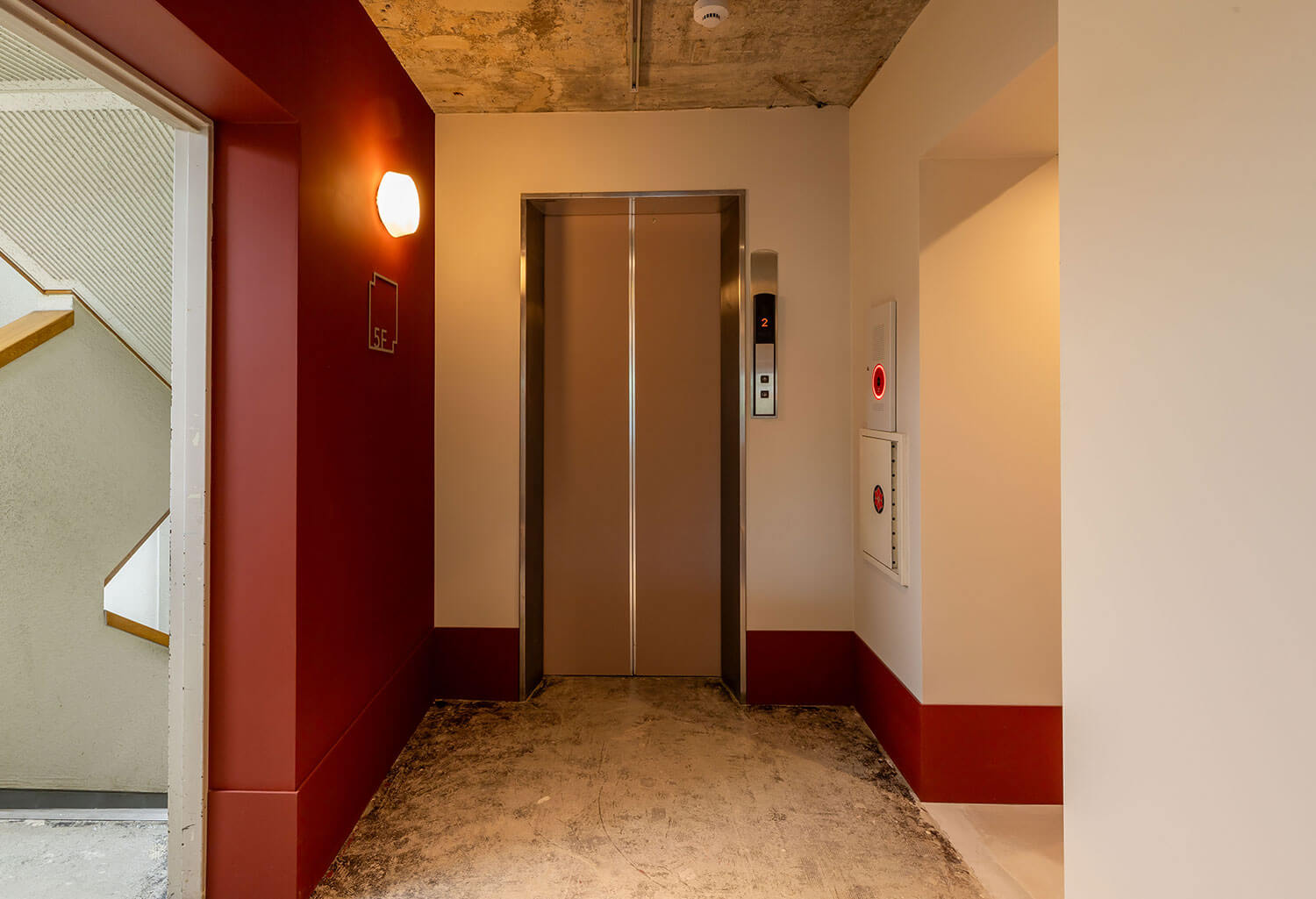 5F エレベーターホール