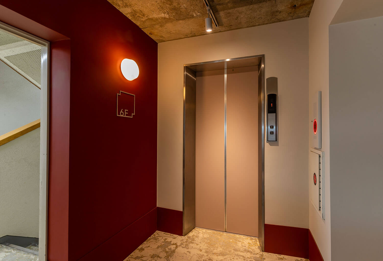 6F エレベーターホール